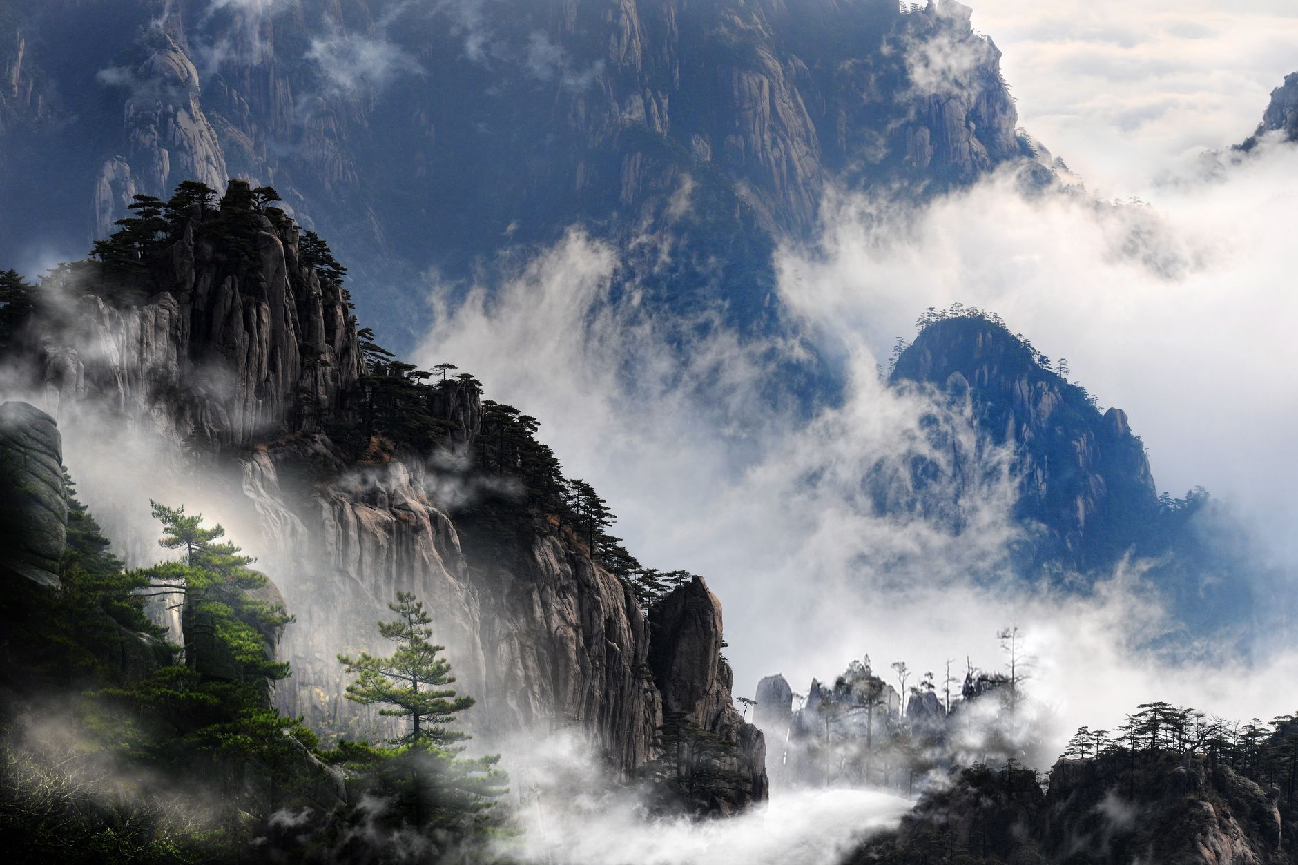 Sea of clouds drifting over the granite peaks of Huangshan