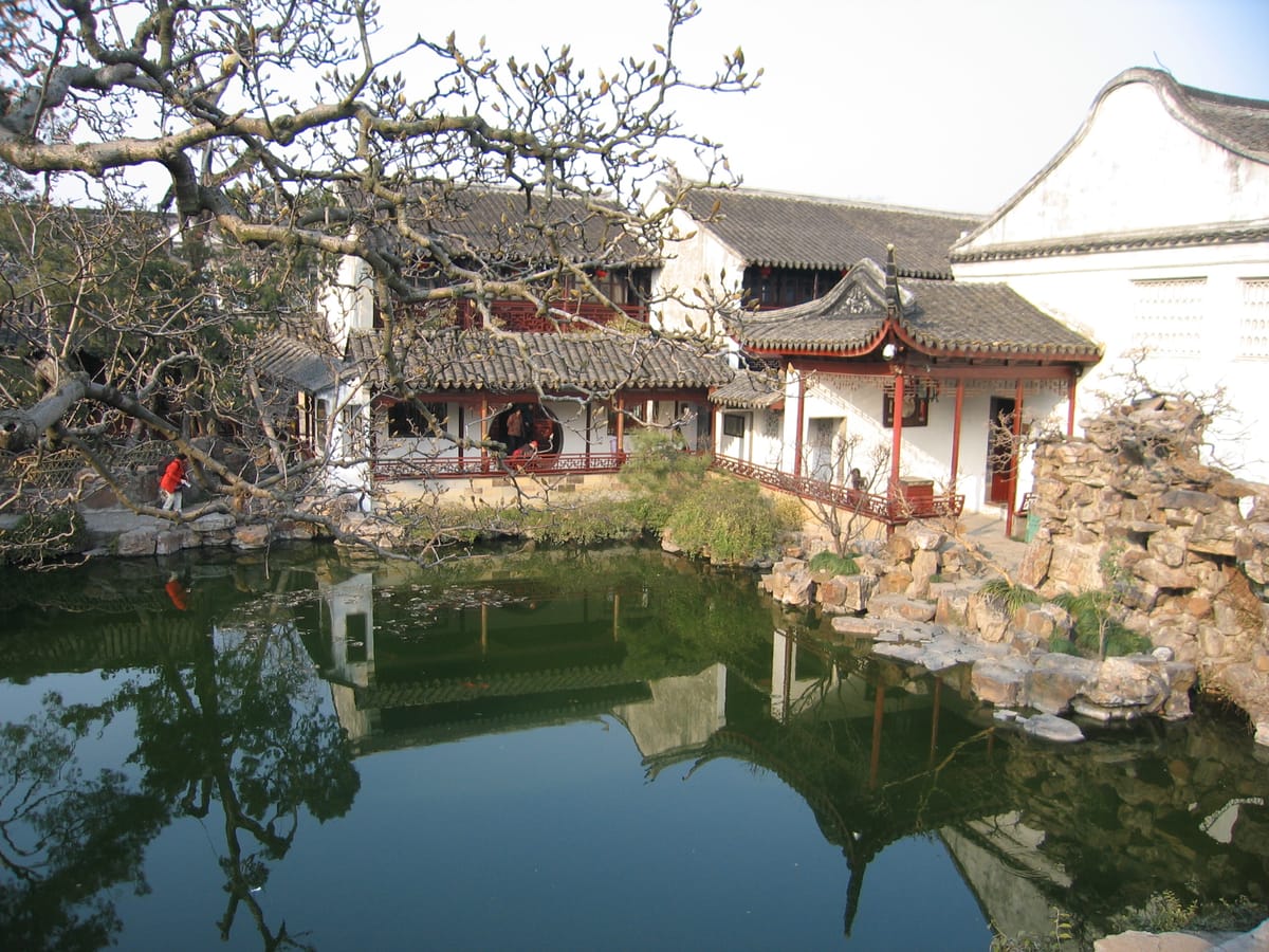 Estanque y pabellones reflejados en el Jardín del Maestro de las Redes, Suzhou