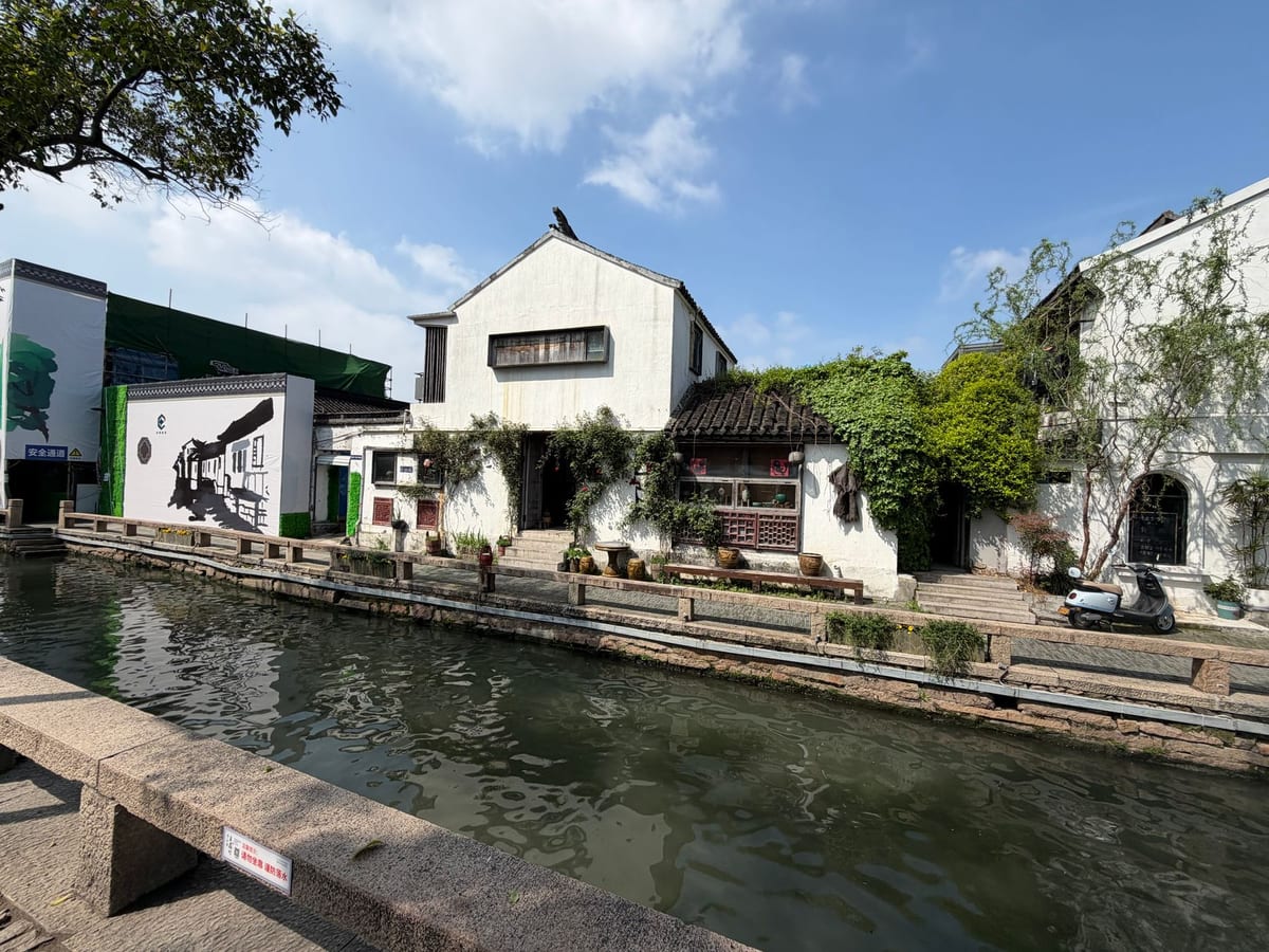 Casas Ming y Qing junto al agua en la calle Pingjiang