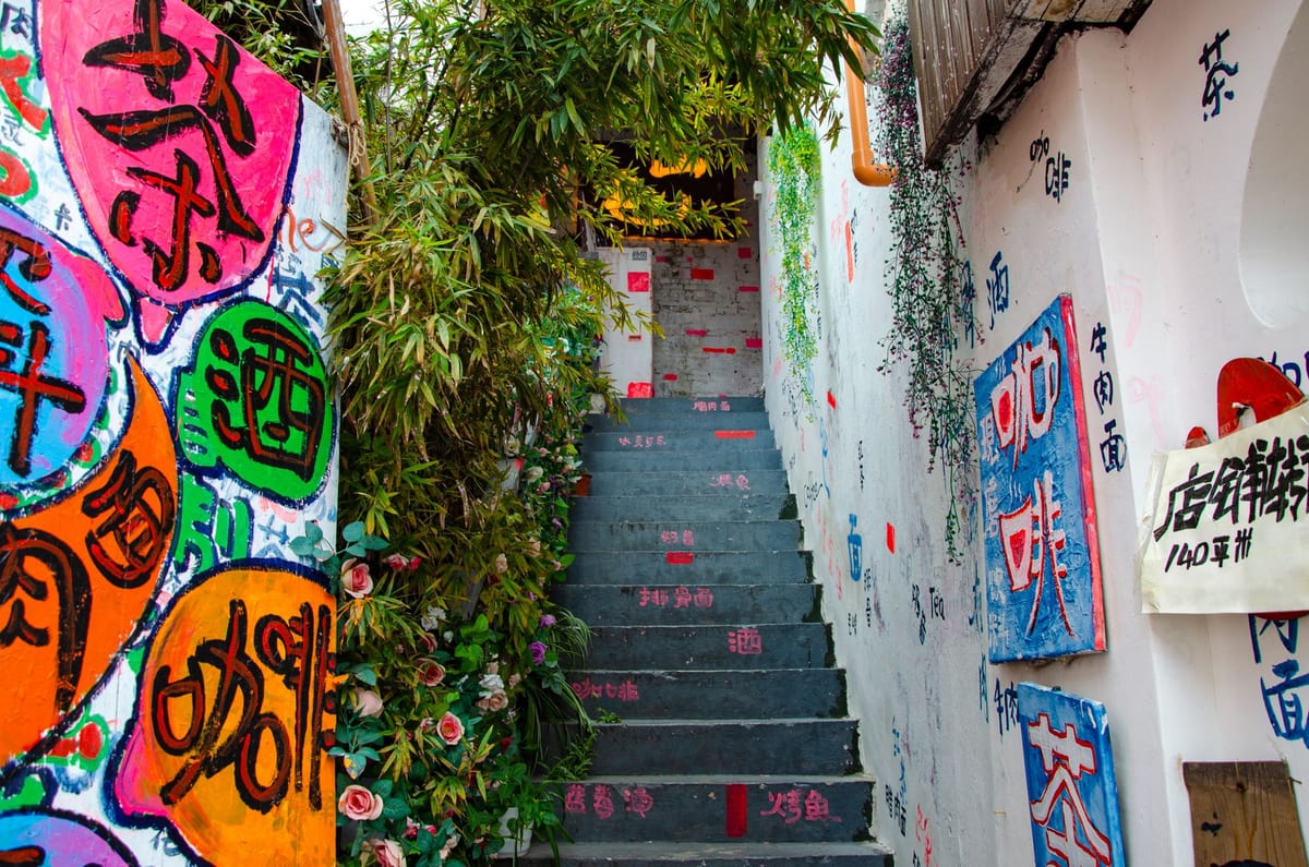 Escalones de un callejón decorado con grafitis