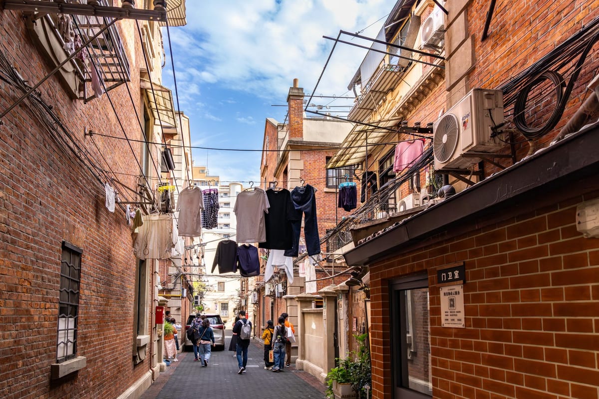 Callejón de ladrillo con tiendas y peatones