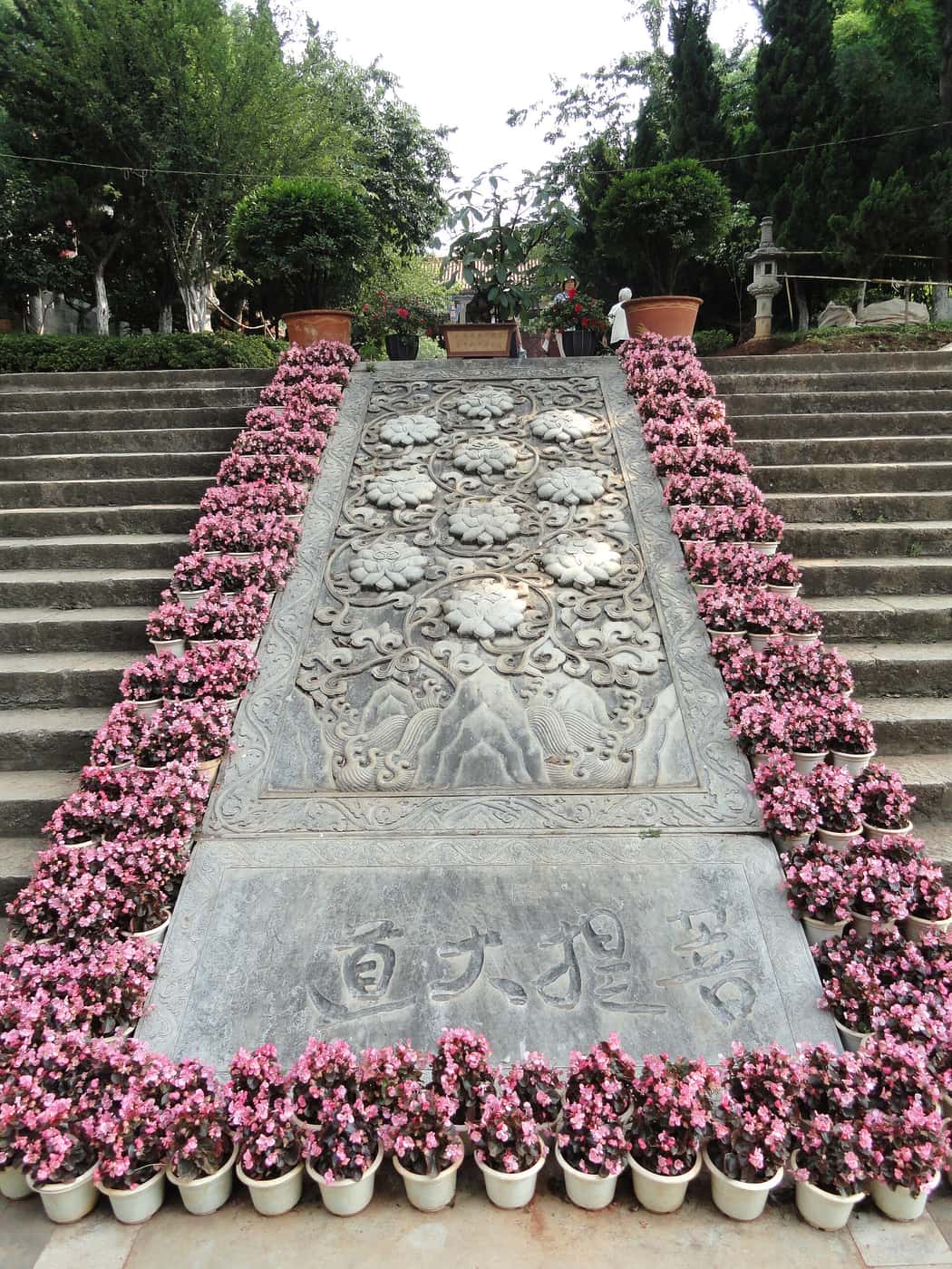 Sendero tallado y flores en el Templo Yuantong