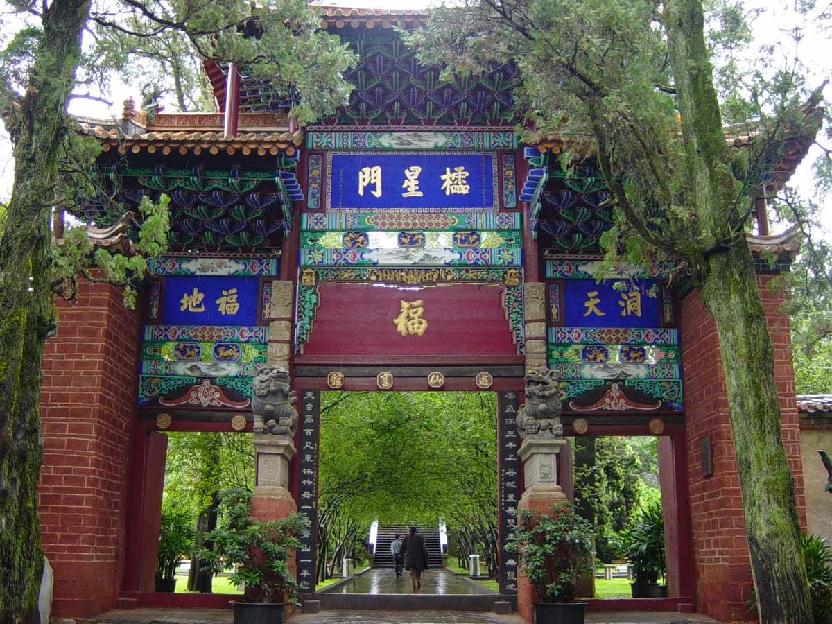 Arco Lingxing camino del Templo de Oro