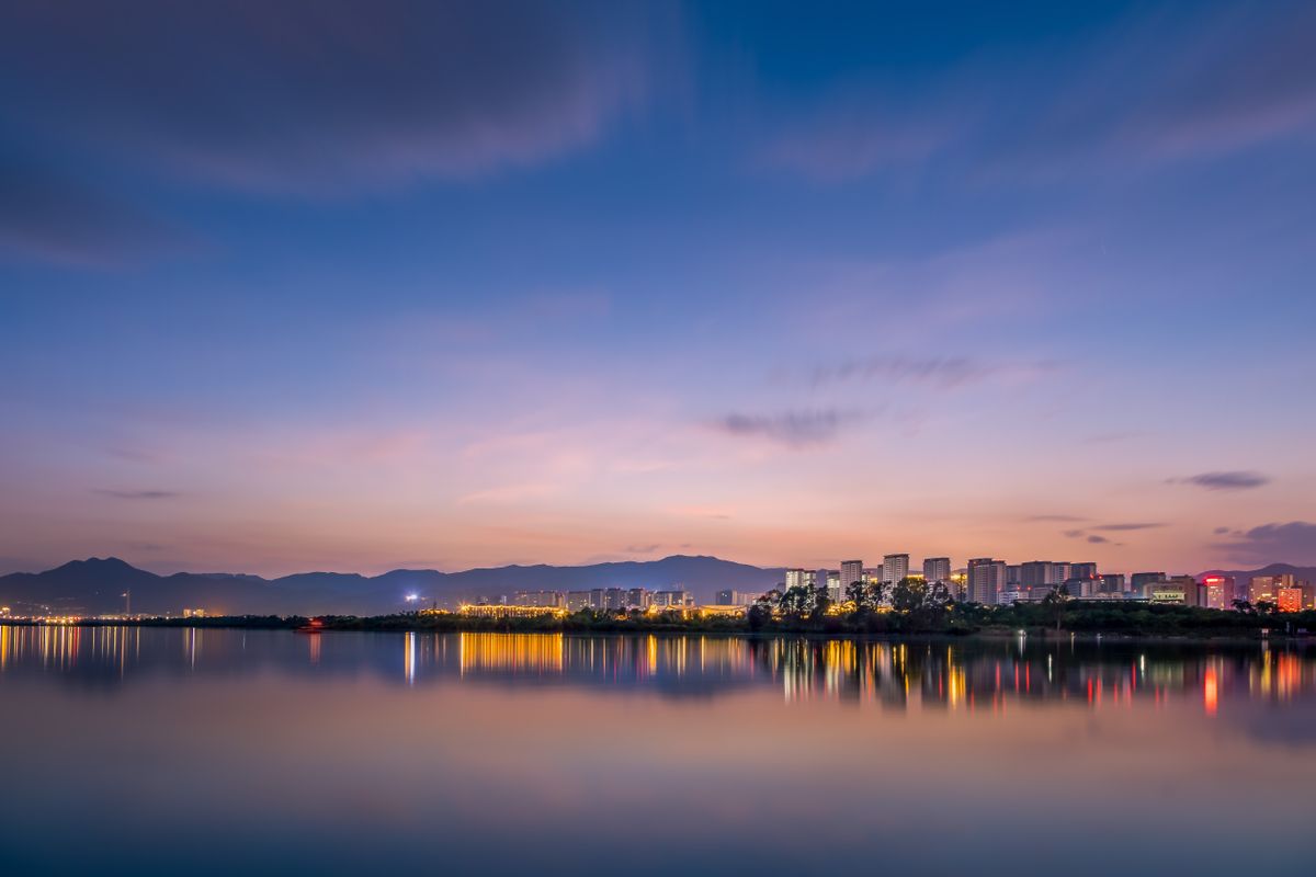 Perfil de la ciudad de Kunming al anochecer sobre el lago