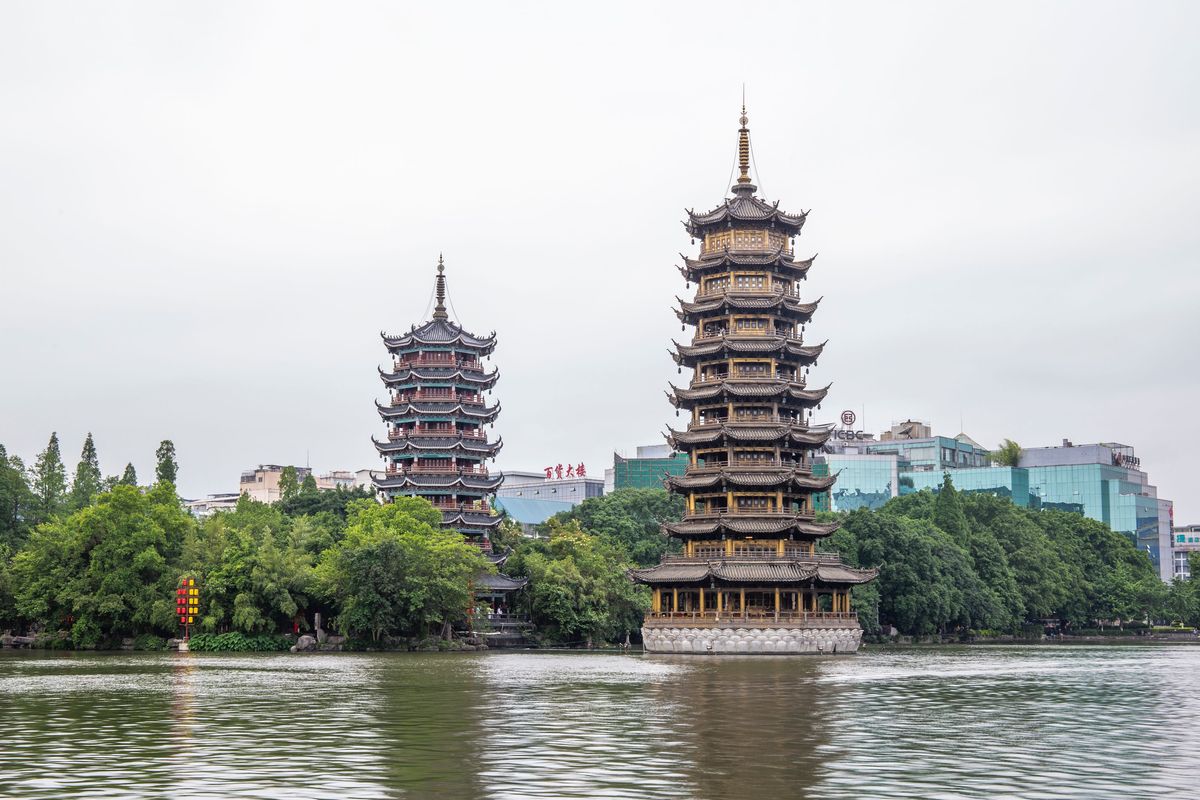 Las pagodas gemelas del Sol y la Luna sobre el lago Shan vistas de día