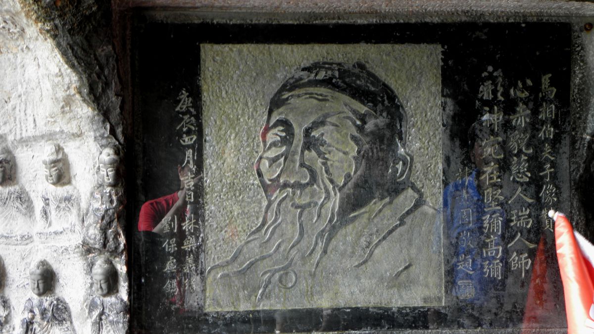 Inscripción tallada en la piedra de la colina