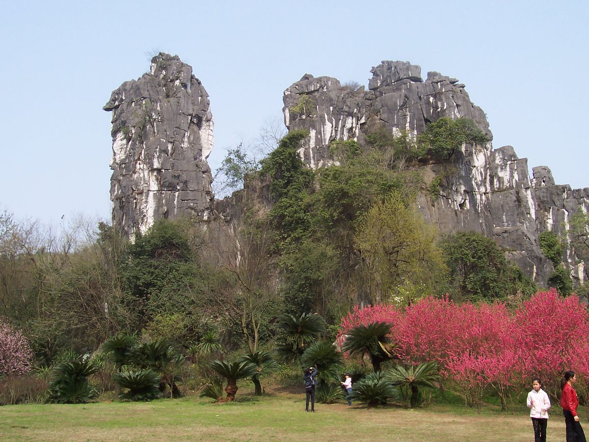 Paisaje kárstico dentro del Parque de las Siete Estrellas, Guilin