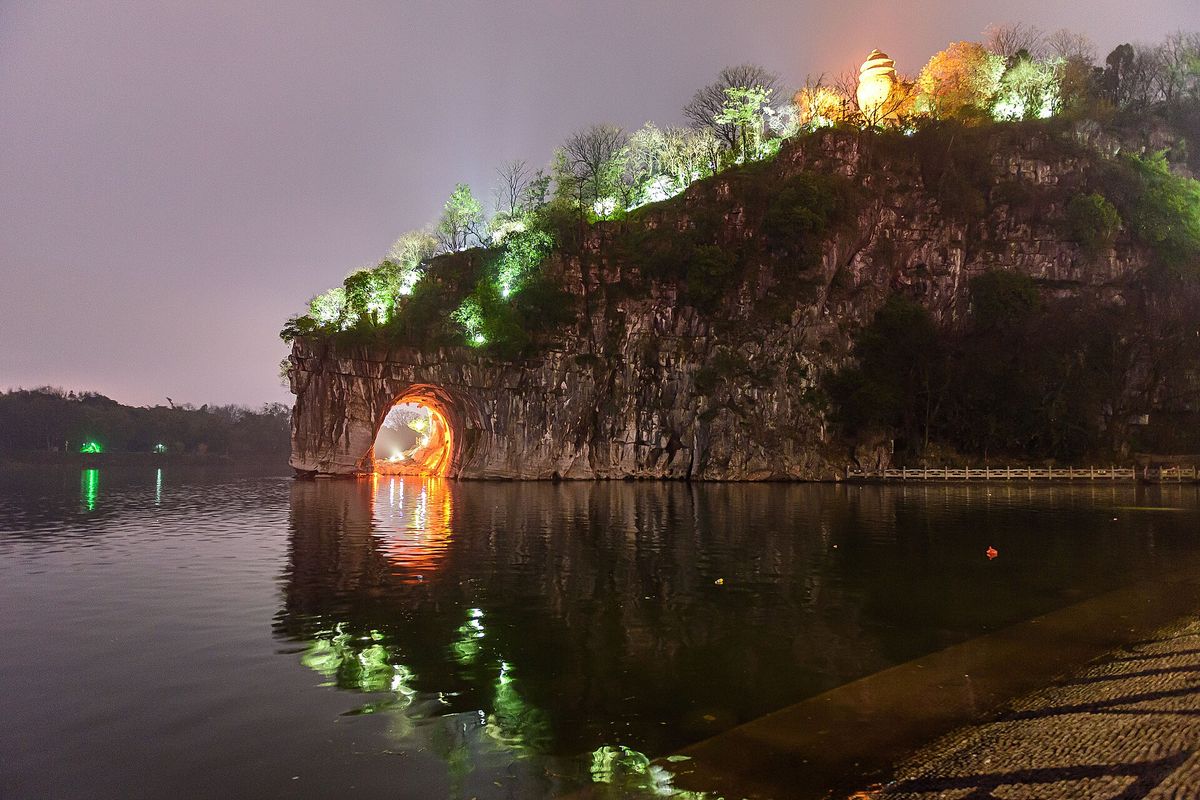La Colina de la Trompa del Elefante iluminada de noche