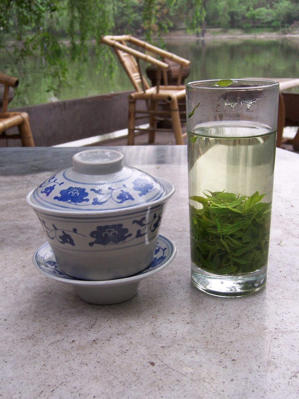 Gente tomando té en una casa de té al aire libre del Parque del Pueblo, Chengdu