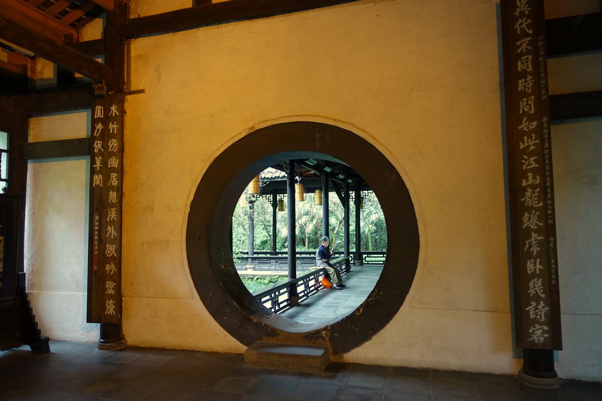 Portón y arquitectura clásica en la Cabaña de Du Fu, Chengdu