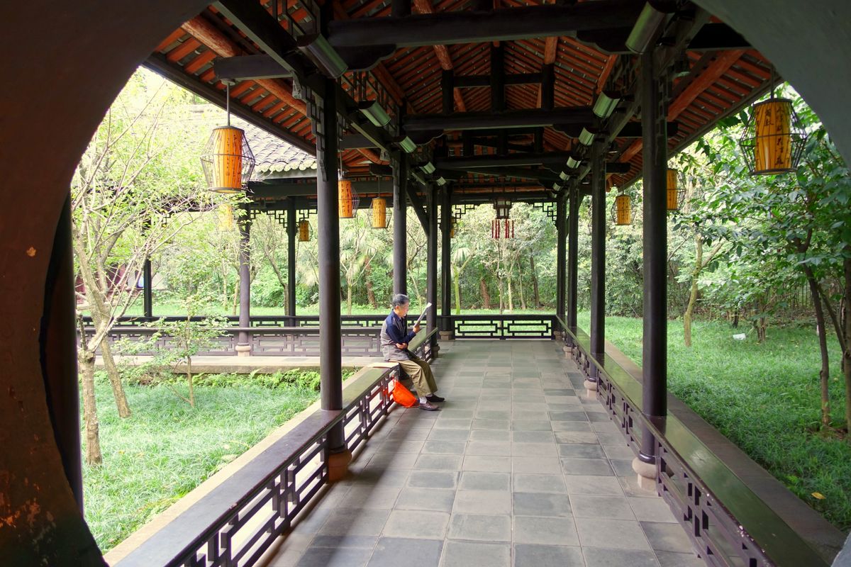 Corredor cubierto y vegetación en los jardines de la Cabaña de Du Fu, Chengdu