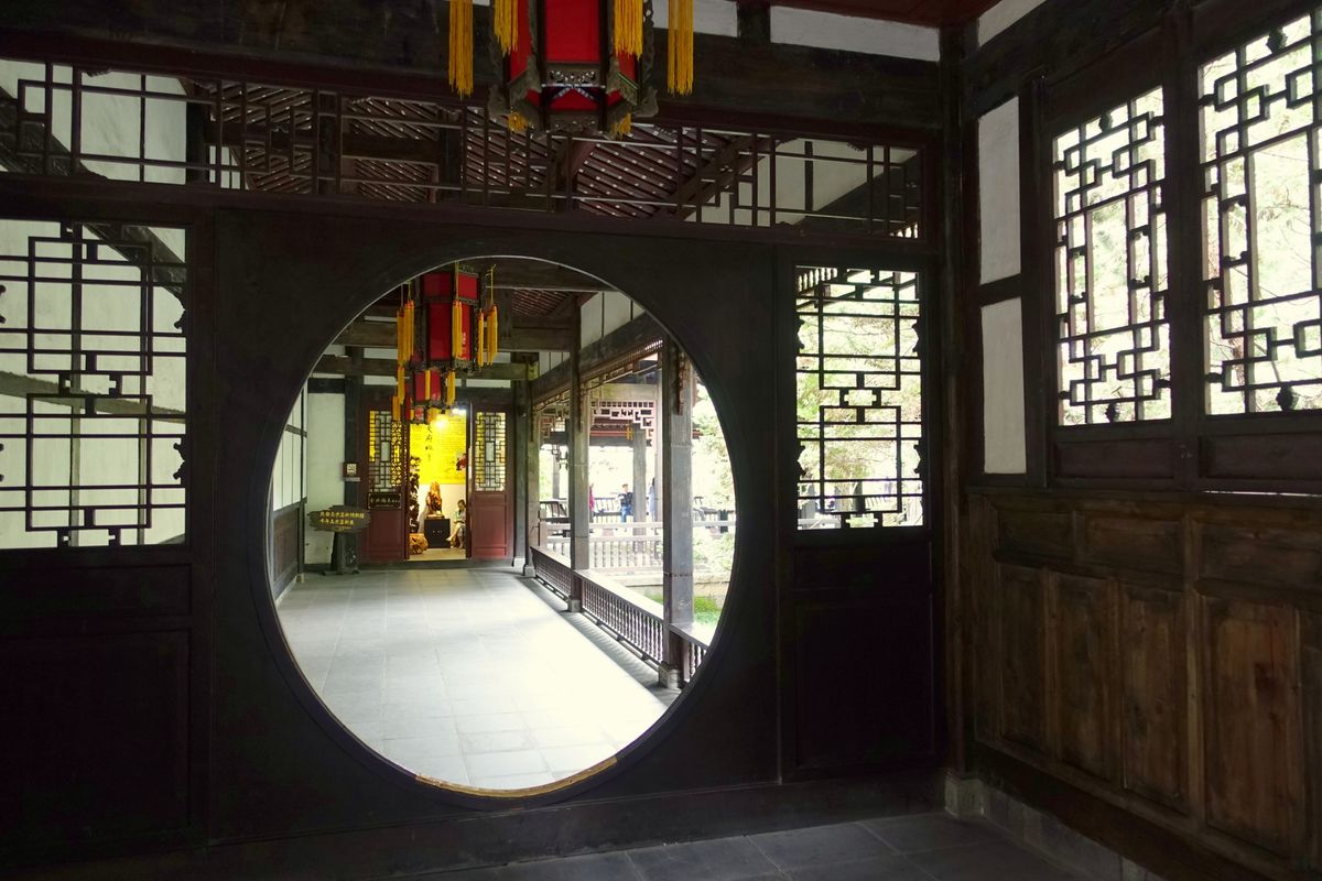 Pabellón junto al estanque y muros rojos en los jardines del Templo de Wuhou, Chengdu