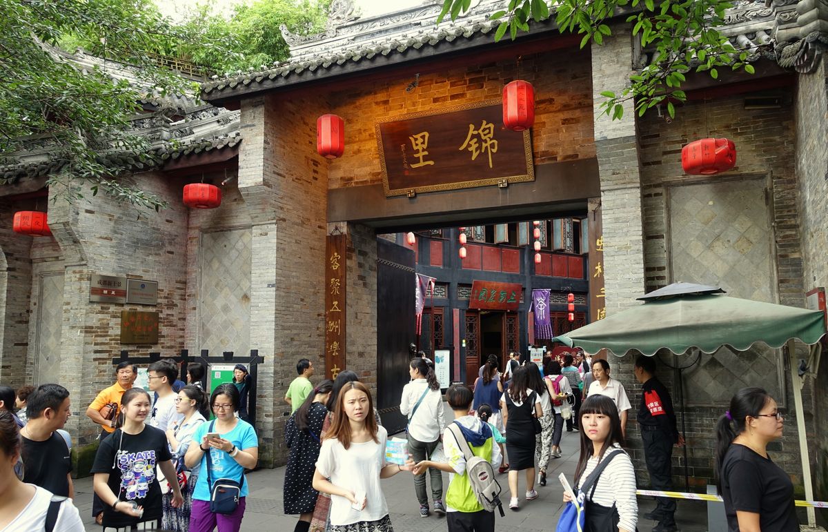 Multitud y puestos de comida en el callejón peatonal de Jinli, Chengdu