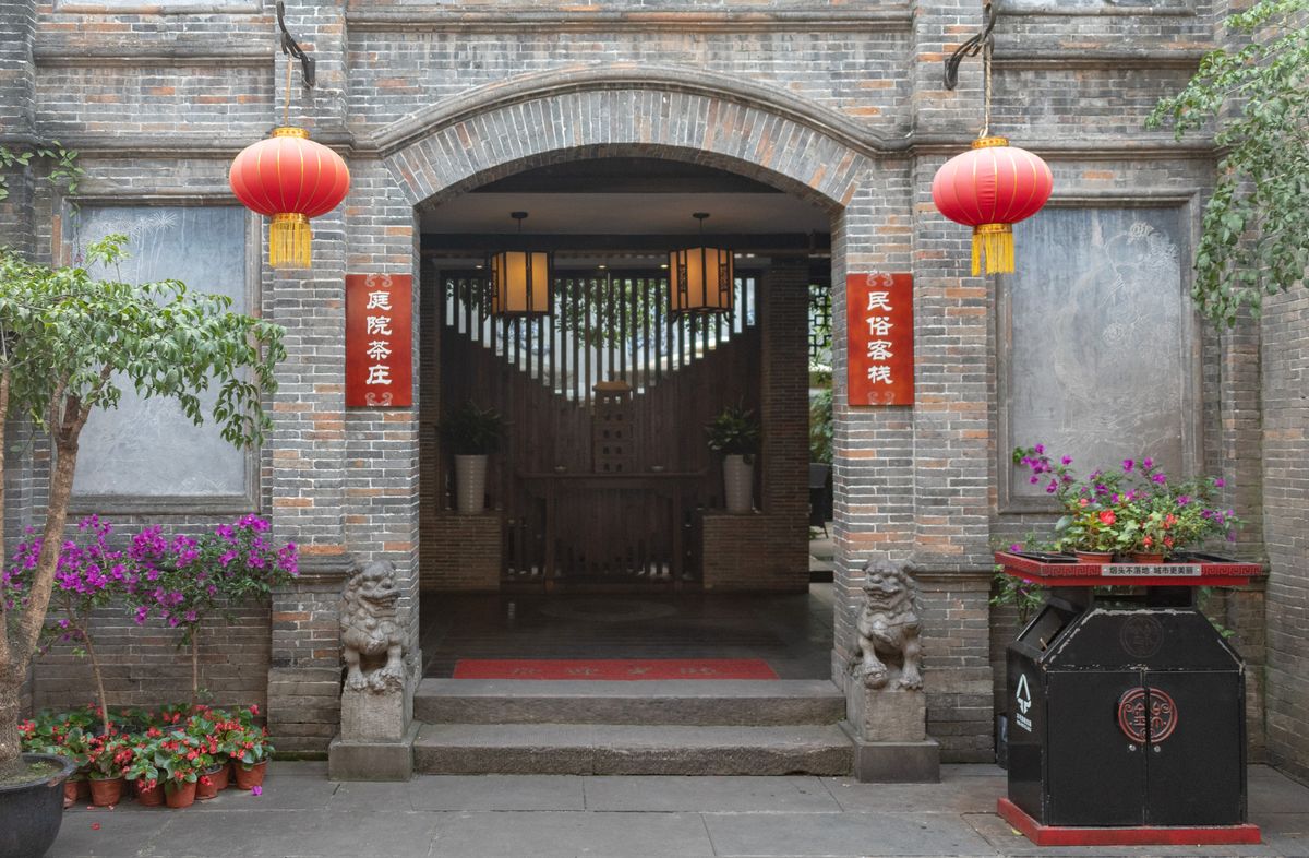 Faroles rojos y tiendas de tejas grises en la Calle Antigua de Jinli, Chengdu