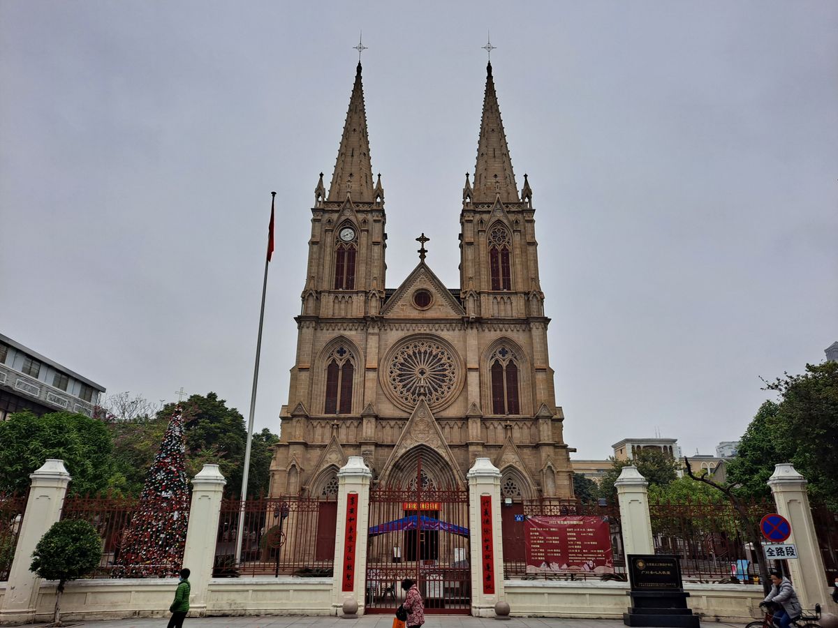 La fachada gótica de granito de la Catedral del Sagrado Corazón con sus dos agujas