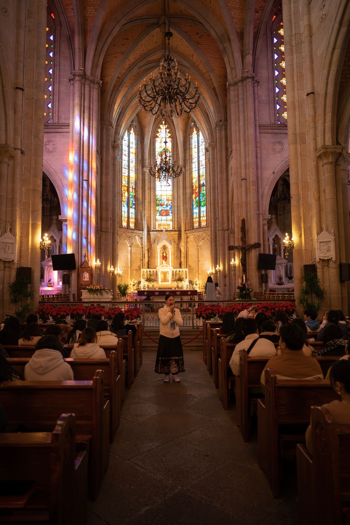 La nave interior iluminada de la Catedral del Sagrado Corazón