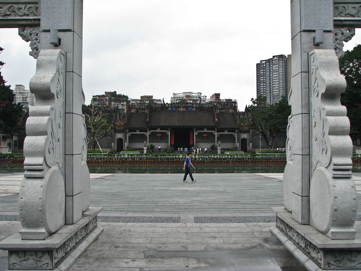 El salón principal del Templo del Clan Chen visto desde el patio de entrada