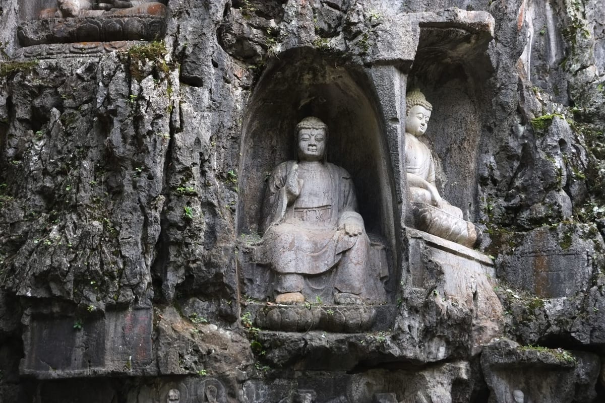 Figuras budistas talladas en las grutas de Feilai Feng junto al Templo Lingyin, Hangzhou