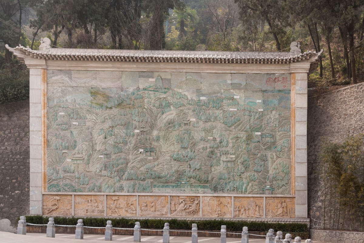 Pabellones junto al lago y jardines del área escénica de Huaqing