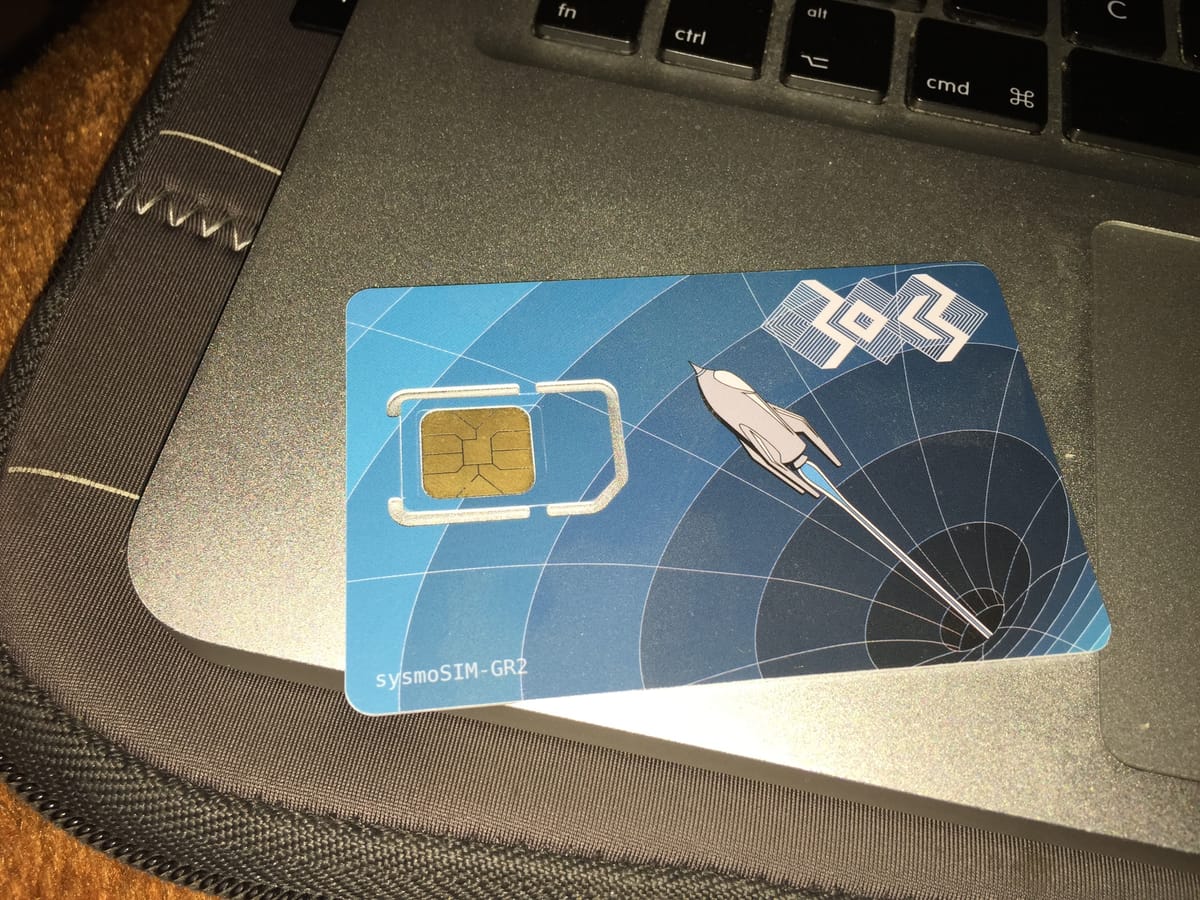 Una tarjeta SIM lista para insertarse en un teléfono