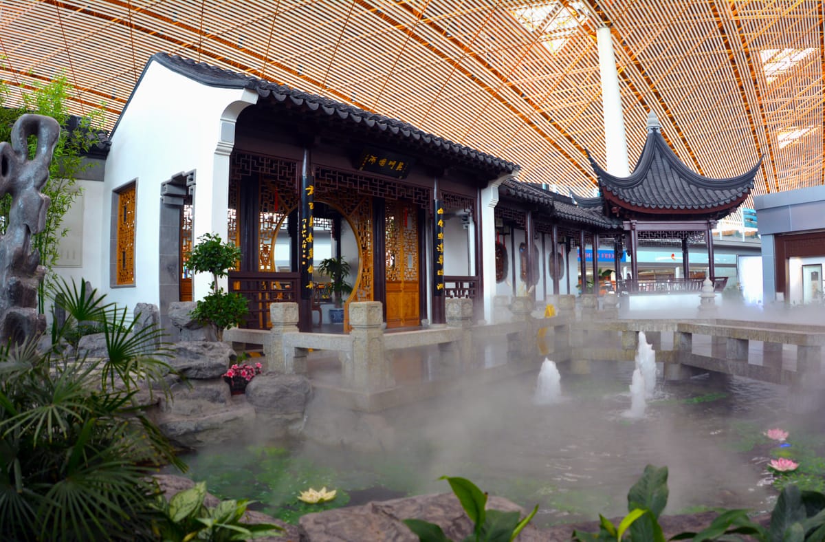 Un jardín chino tradicional con fuente dentro del Aeropuerto de Pekín, un primer contacto relajado con China para los pasajeros en tránsito
