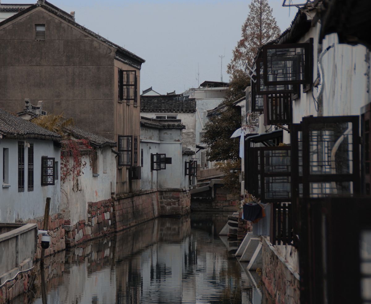 Casas encaladas de Jiangnan a orillas de un canal del casco antiguo de Suzhou