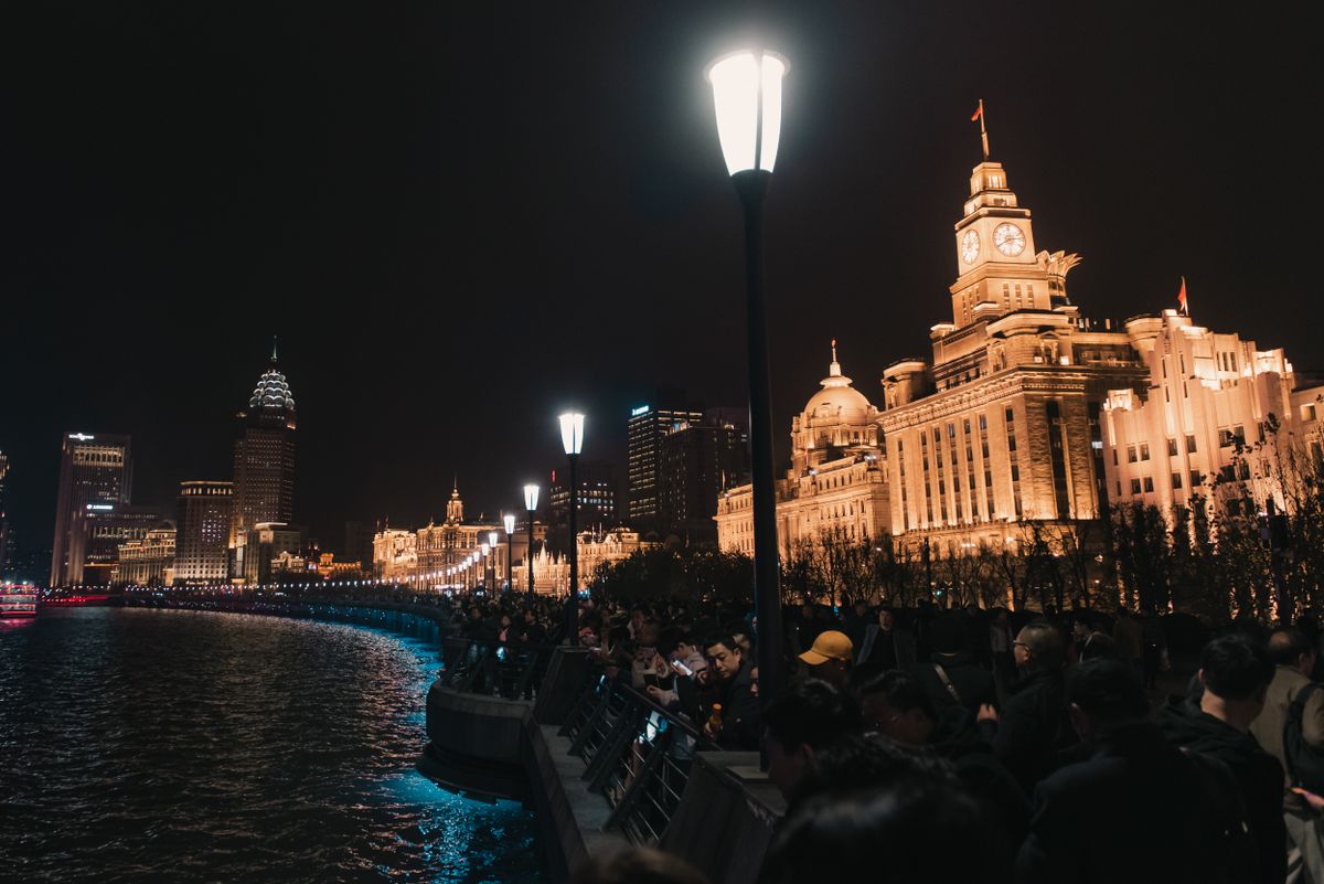 Edificios históricos de la era colonial a lo largo del paseo marítimo del Bund en Shanghai