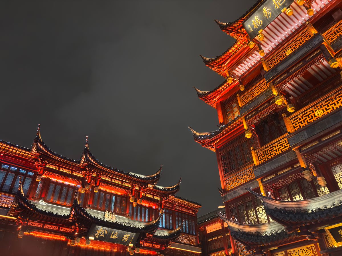 Pabellones clásicos, rocalla y estanque dentro del Jardín Yu en el casco antiguo de Shanghai
