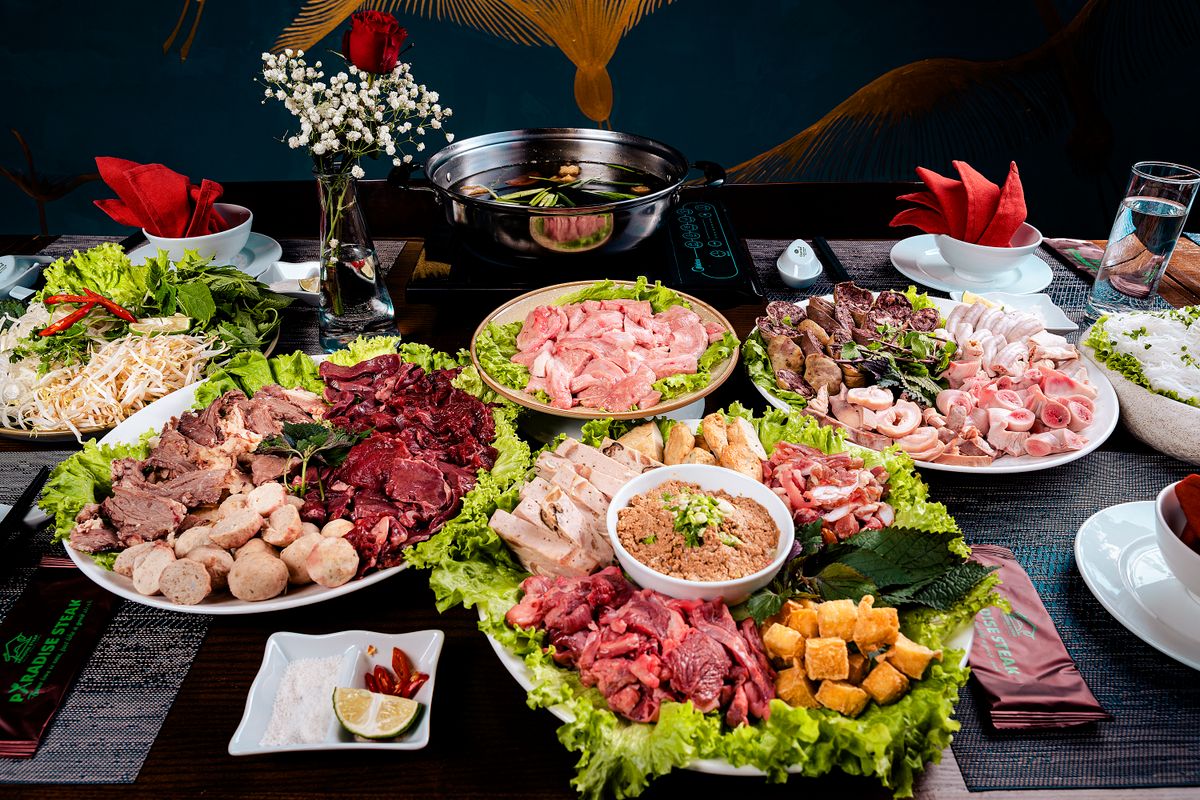 Una variedad de ingredientes crudos para el hot pot