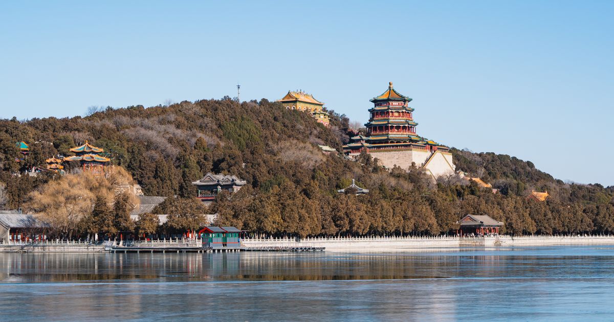 La Colina de la Longevidad y la Torre del Incienso Búdico vistas a través del lago Kunming