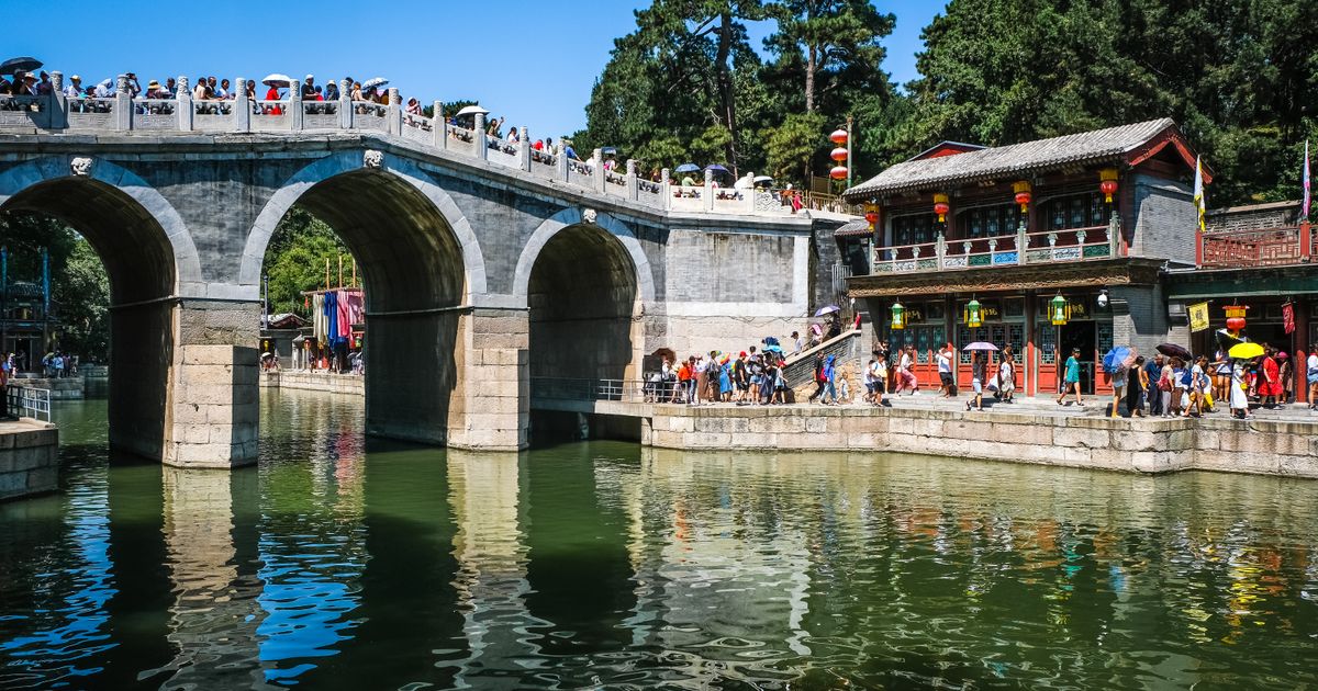 Puente de piedra y tiendas junto al agua en la Calle Suzhou, dentro del Palacio de Verano