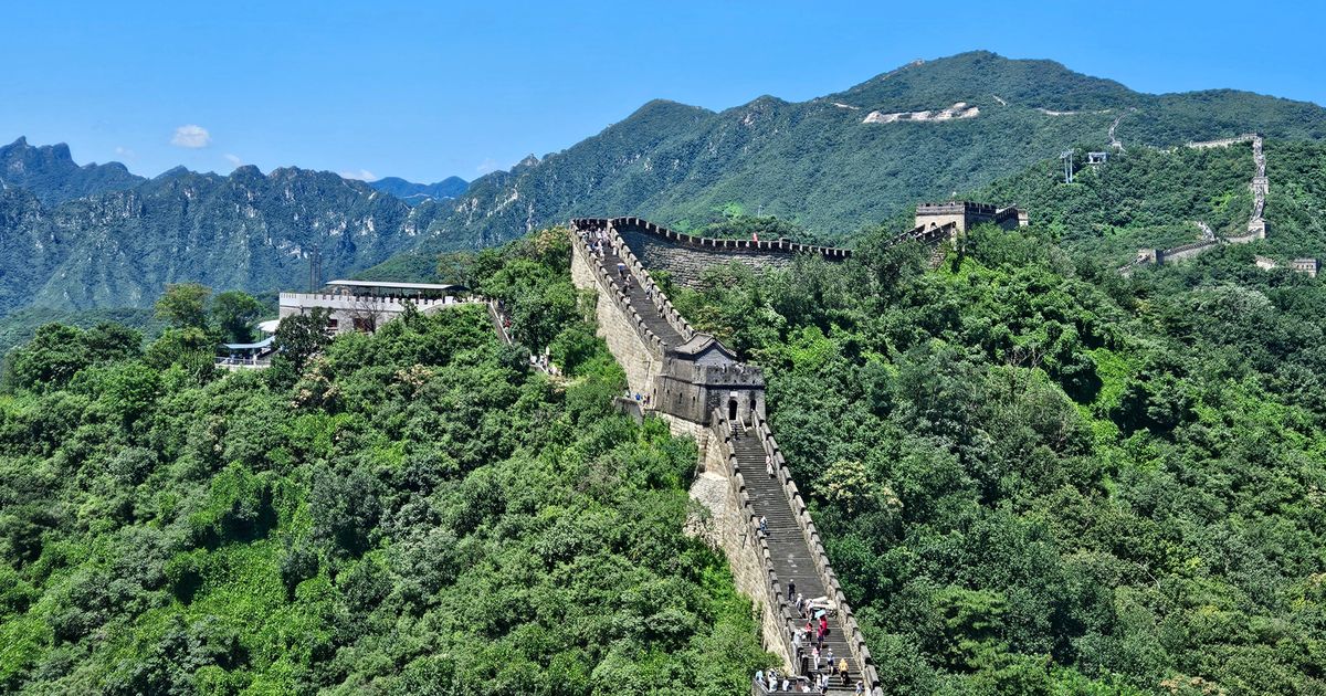Vista aérea de la Gran Muralla de Mutianyu serpenteando entre montañas verdes