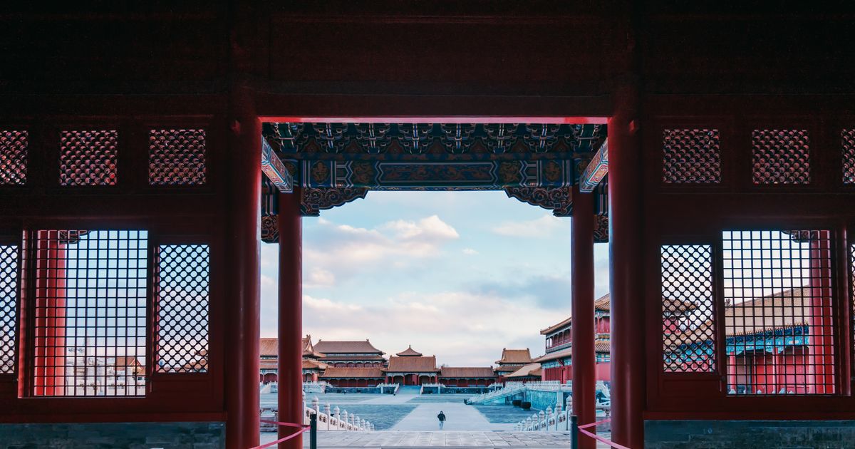 Vista a traves de una puerta del palacio hacia un patio de la Ciudad Prohibida