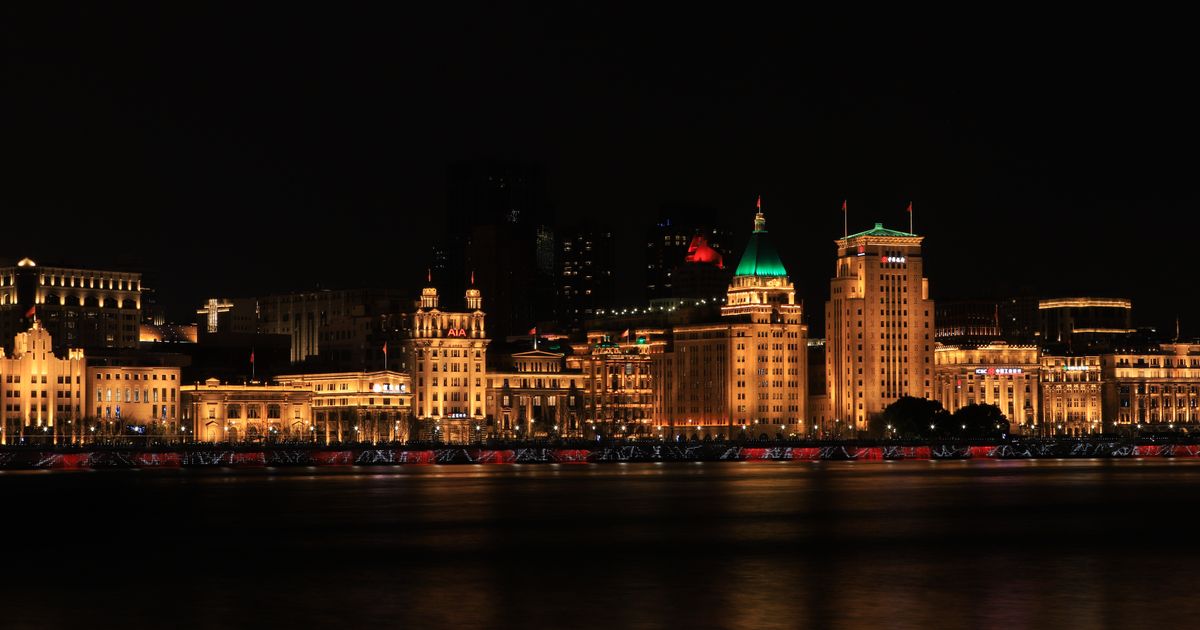 Vista nocturna de los edificios historicos iluminados del Bund