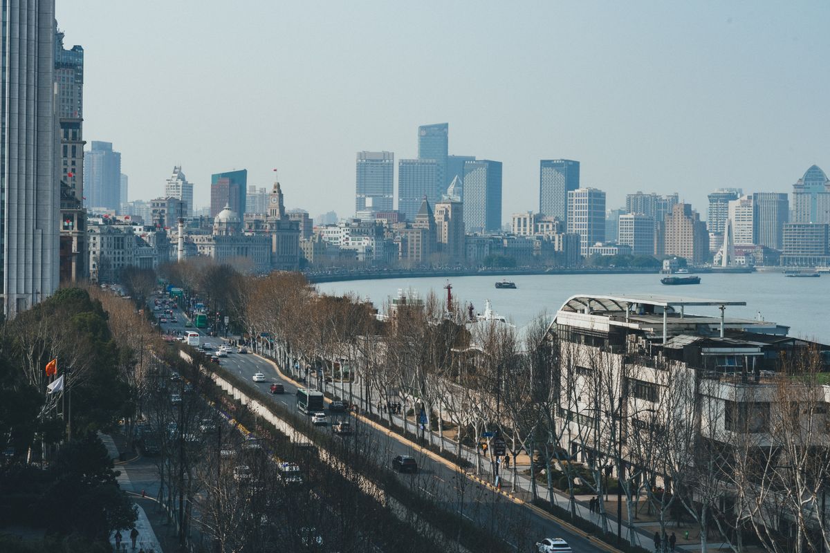 Vista diurna del paseo del Bund y el rio Huangpu