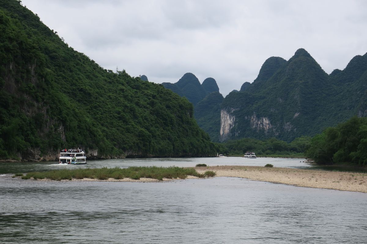 Barcos de crucero navegando por el río Li bajo los picos kársticos