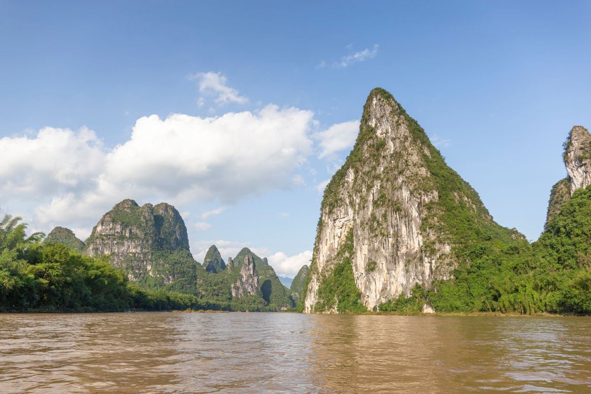 Picos kársticos de piedra caliza que se alzan directamente desde el agua verde del río Li