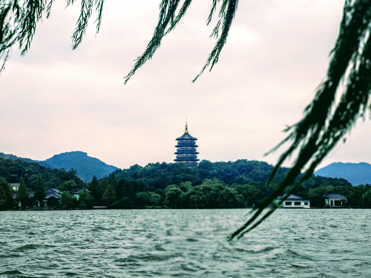 Pagoda Leifeng enmarcada por ramas de sauce sobre el Lago del Oeste