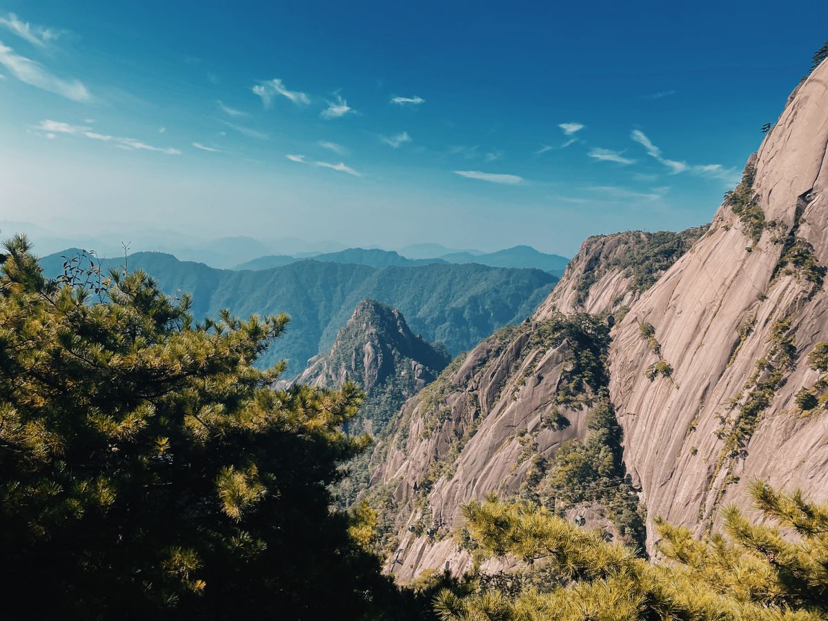 Acantilados de granito y un mar de niebla en Huangshan