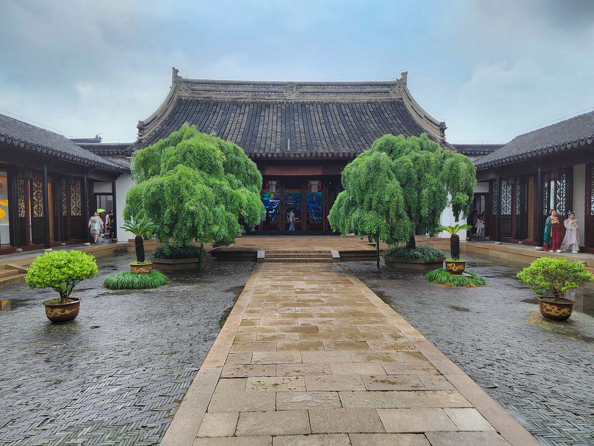 Galería cubierta y ventanas de celosía en un jardín de Suzhou