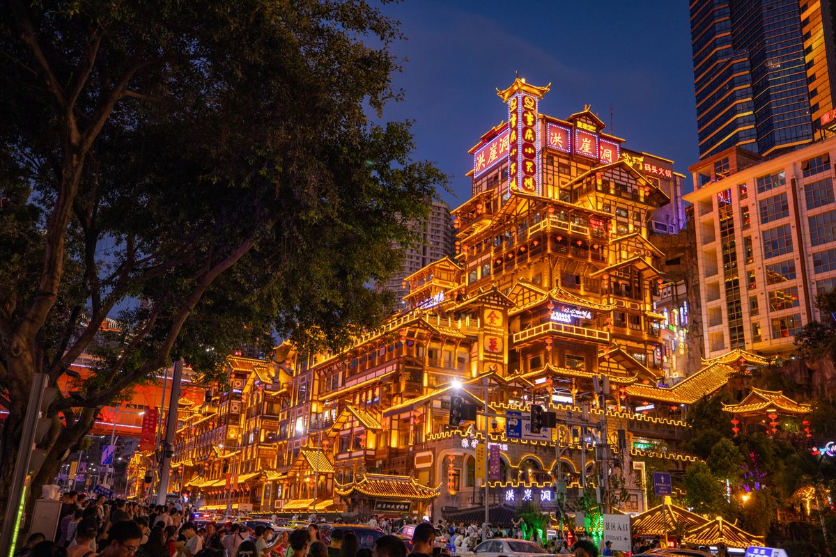 El complejo iluminado de Hongya Cave sobre el río Jialing