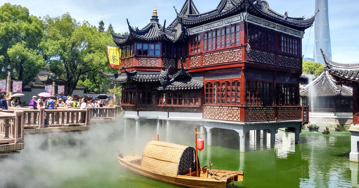 El salón de té del Pabellón del Lago y el puente en zigzag del Jardín Yu en Shanghái