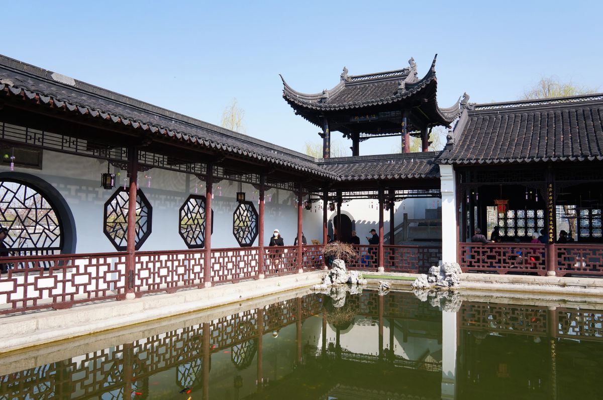 Un pabellón clásico reflejado en un estanque del Jardín Yu