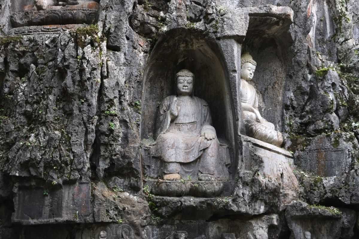 Tallas budistas de piedra en los acantilados del Feilai Feng en el Templo Lingyin