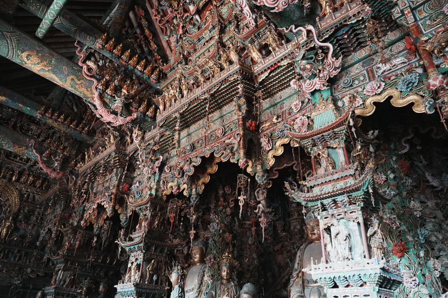 Interior de un salon del templo Lingyin, ricamente pintado y tallado