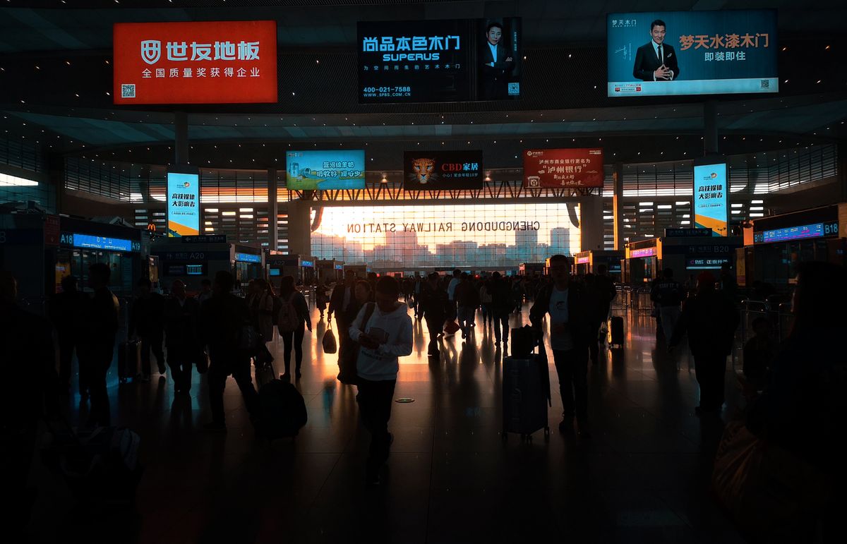 Viajeros en un concurrido vestíbulo de una estación de tren de China