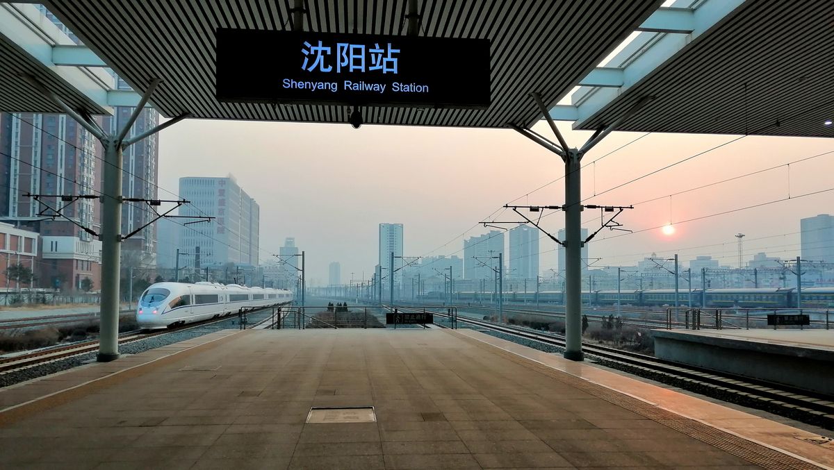 Un tren de alta velocidad chino en un andén al atardecer