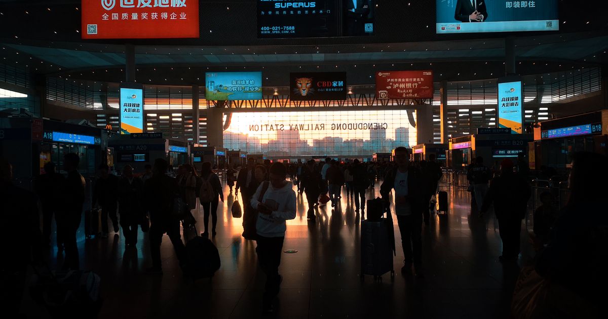Vestíbulo abarrotado en una estación de alta velocidad de China