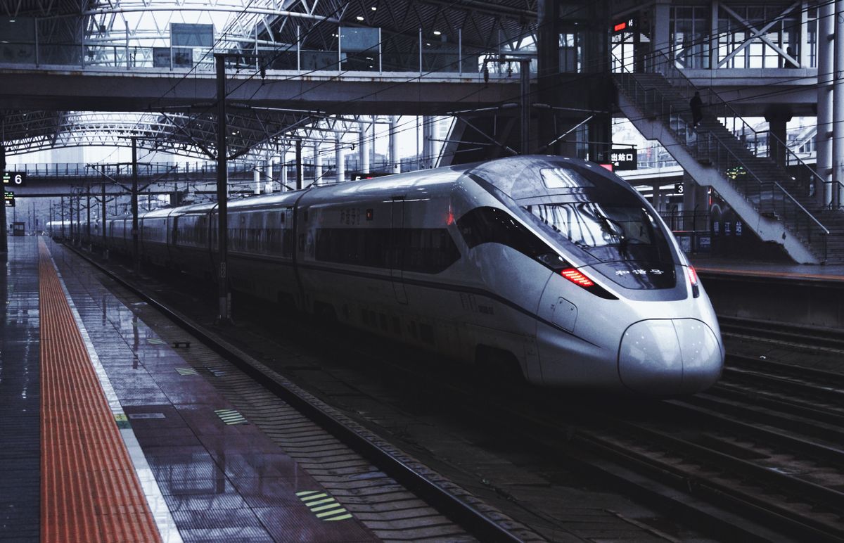 Tren de alta velocidad CRH esperando en el andén de una estación china