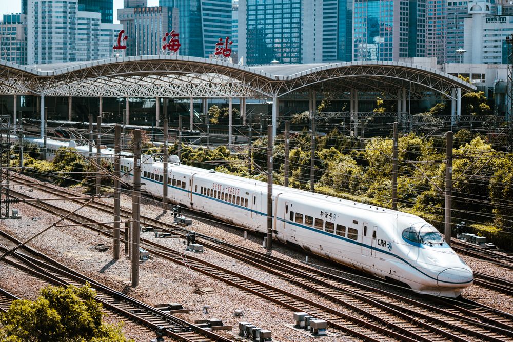 Tren bala CRH saliendo de una gran estación ferroviaria china